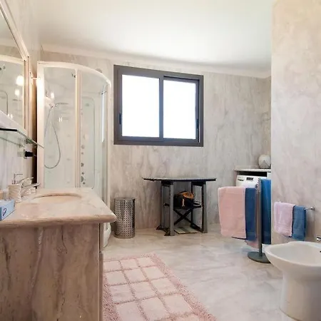 Sleeps 6 Pool Air Con Wifi בית נופש *