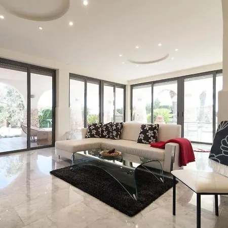 Sleeps 6 Pool Air Con Wifi * ראקאלה